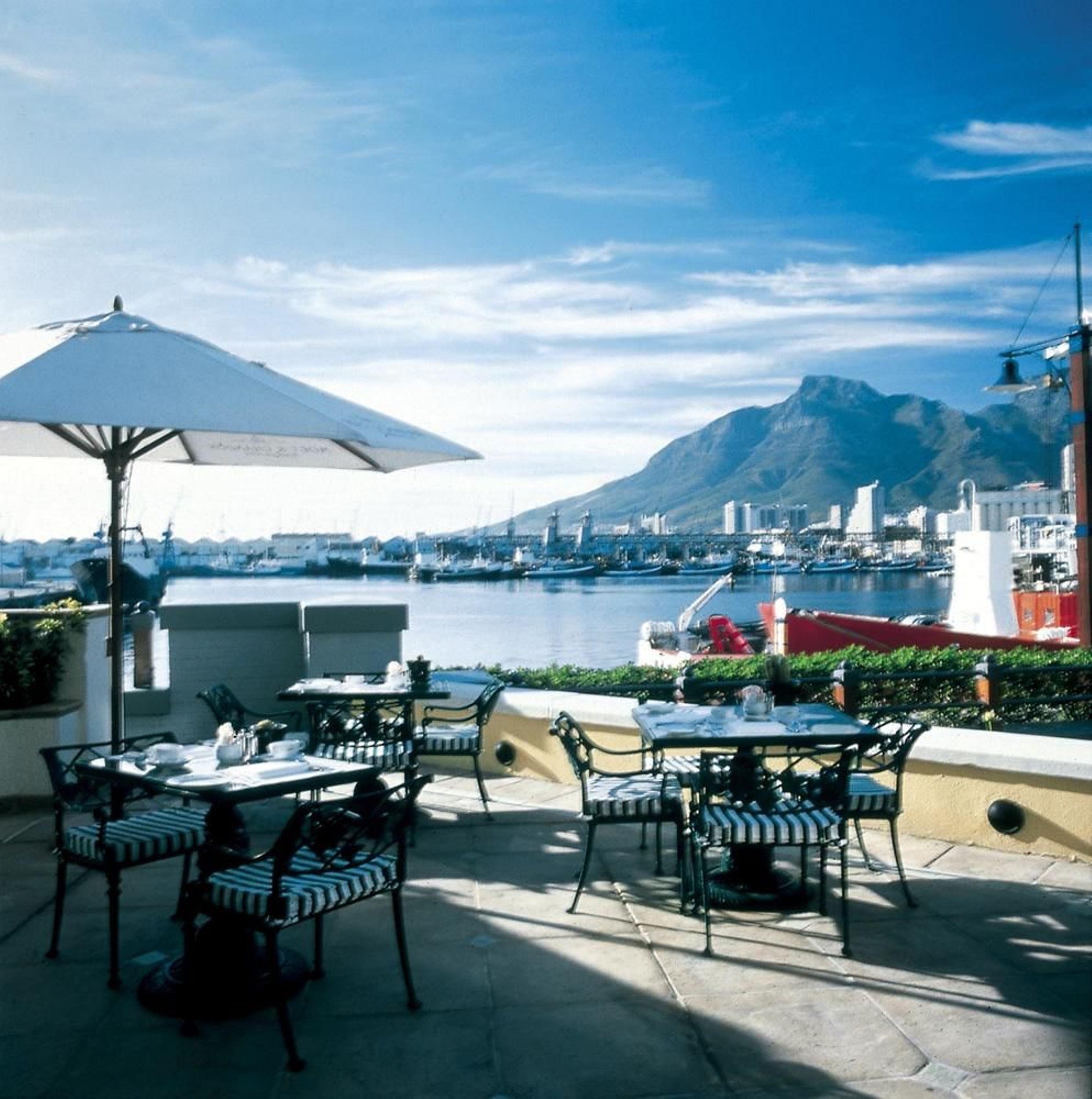 The Table Bay Hotel Κέιπ Τάουν Εστιατόριο φωτογραφία View of the hotel's terrace