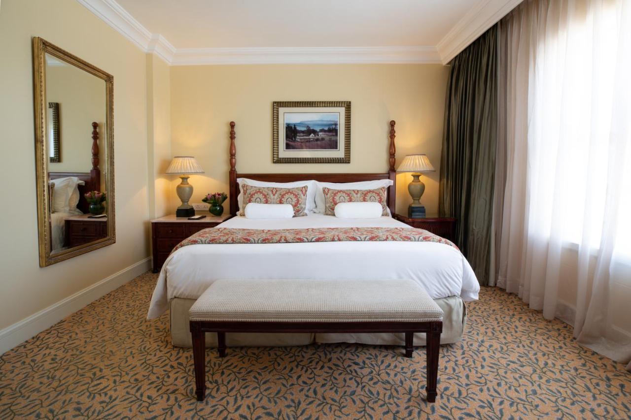 The Table Bay Hotel Κέιπ Τάουν Εξωτερικό φωτογραφία A bedroom at the Taj Mahal Palace
