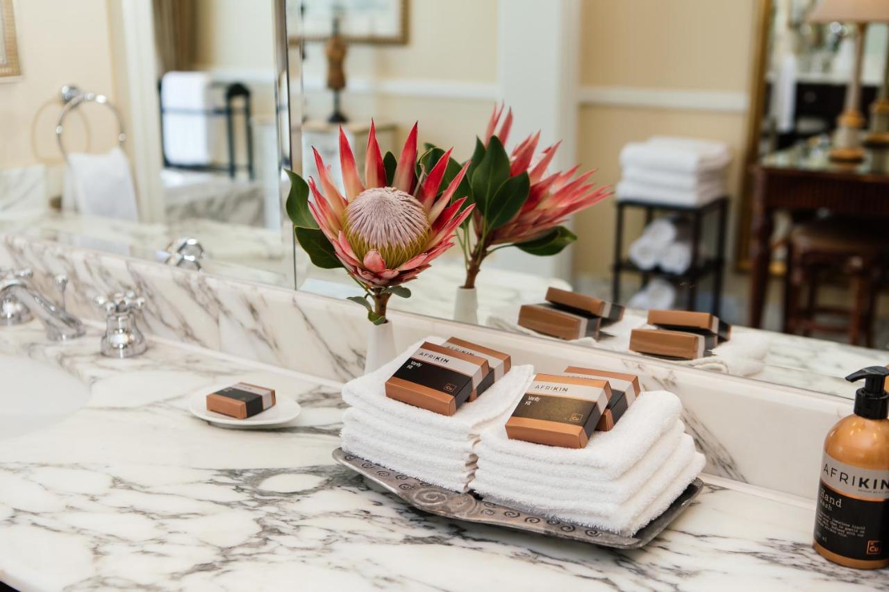The Table Bay Hotel Κέιπ Τάουν Εξωτερικό φωτογραφία Protea flowers in a hotel bathroom