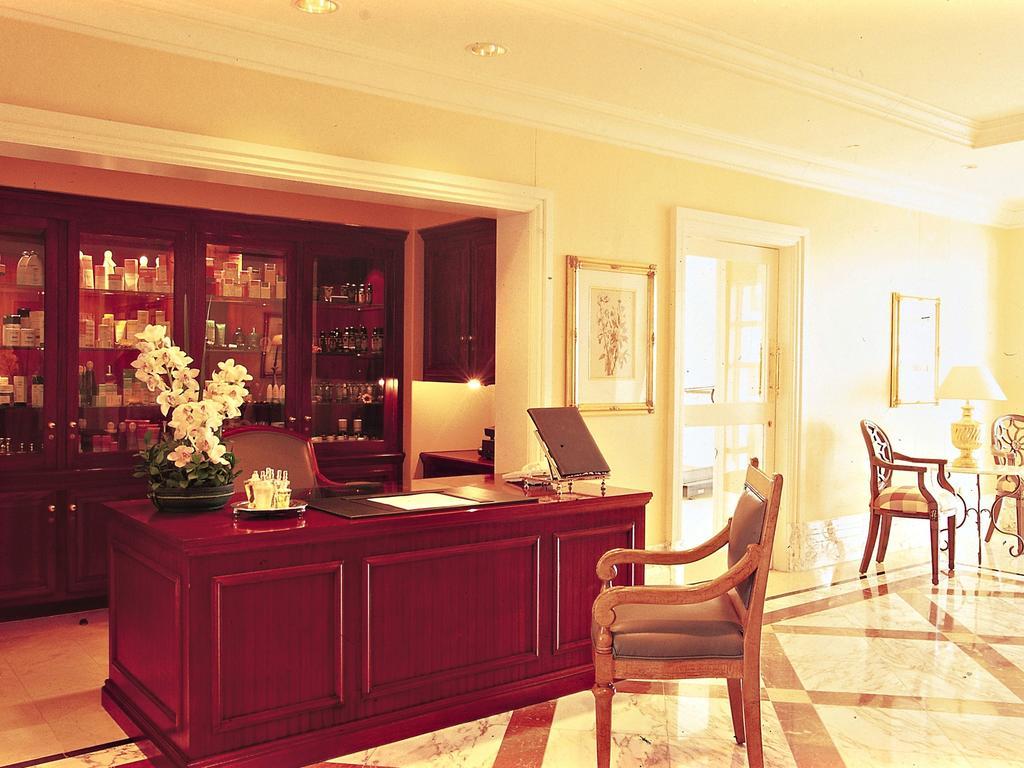 The Table Bay Hotel Κέιπ Τάουν Εξωτερικό φωτογραφία Concierge desk at the Four Seasons Hotel, Washington, D.C.
