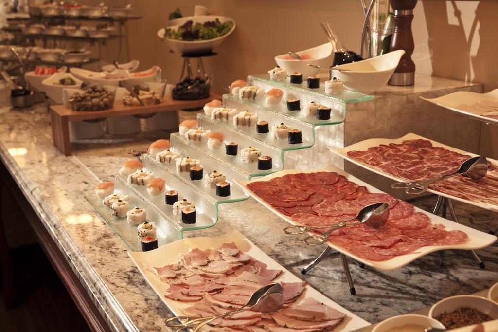 The Table Bay Hotel Κέιπ Τάουν Εξωτερικό φωτογραφία A buffet at a hotel